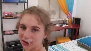 Худенька і грудаста брюнетка Габі де Кастелло зяє своїми дірочками за допомогою порно відео домашнє вібратора