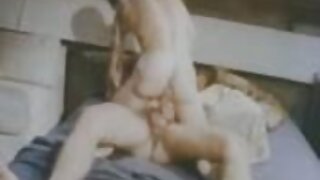 Граціозна красуня в сексуальному чорному нижній секс домашнє відео білизні Келлі ковтає член перед сценою верхової їзди