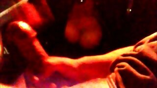 Розпещена брюнетка домашне російське порно Бімбо опускається на коліна, щоб зробити гарячий Мінет в секс-сцені від першої особи