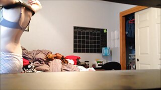 Хтива карколомна брюнетка з великими грудьми насолоджується мастурбацією на ліжку домашнєпорно