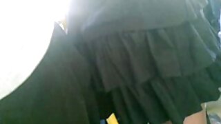 Струнка російська красуня Альбіна демонструє свою соковиту попку в чорній скачати домашне порно нижній білизні