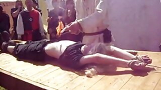 Кучерява грудаста брюнетка красуня в чорному нижній білизні виблискує своєю секс відео домашнє кицькою і цицьками
