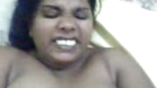 Струнка молоденька змащується маслом і мастурбує перед домашне відео порно дзеркалом
